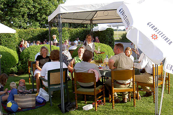 Gruppe-im-Garten.jpg  